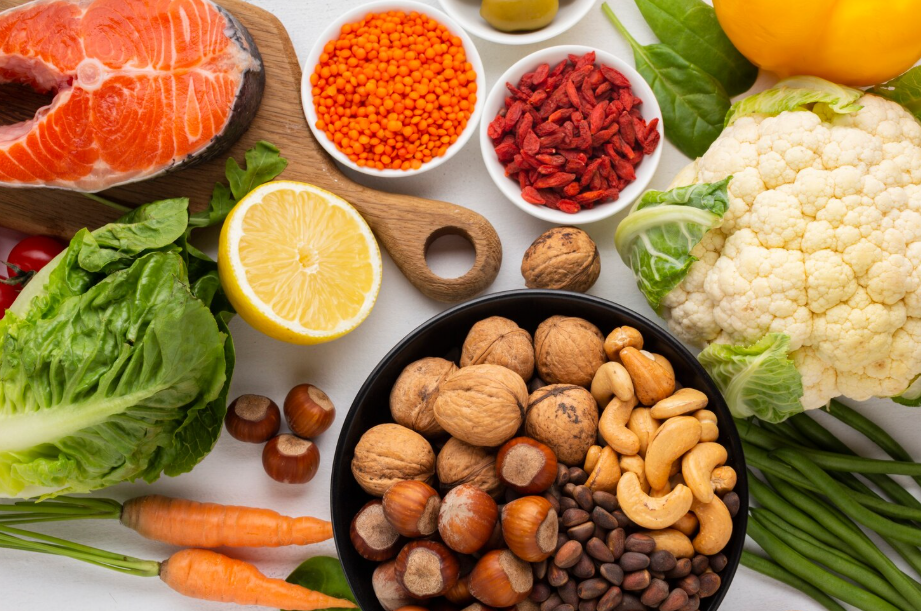 Salmon, nuts, leafy greens, legumes, and colorful produce, illustrating nutrient-rich choices for brain health.
